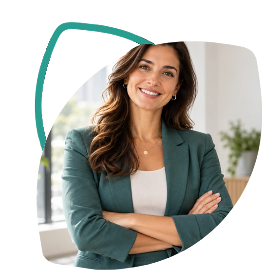 Executiva sorrindo de braços cruzados em um escritório moderno