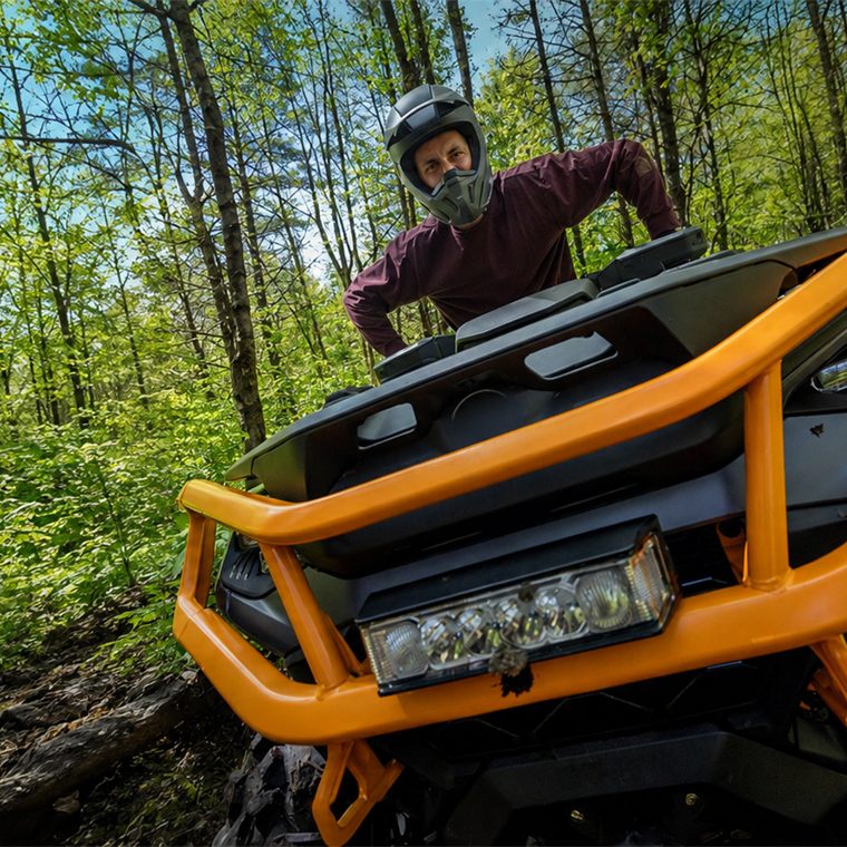 Cliente Baru apoiado em quadriciclo off-road na floresta, sonho realizado com financiamento Baru