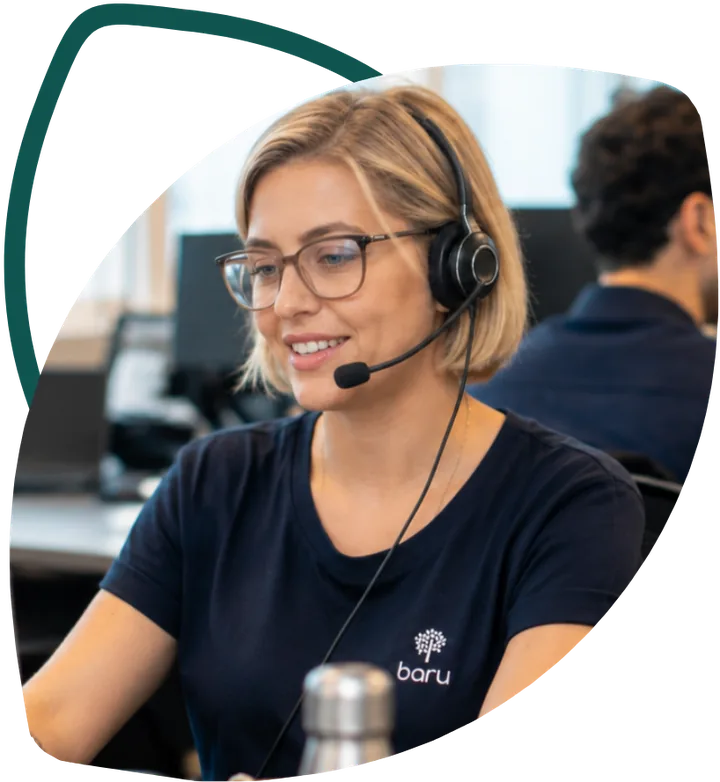 Atendente da Baru Financeira com headset, em atendimento
