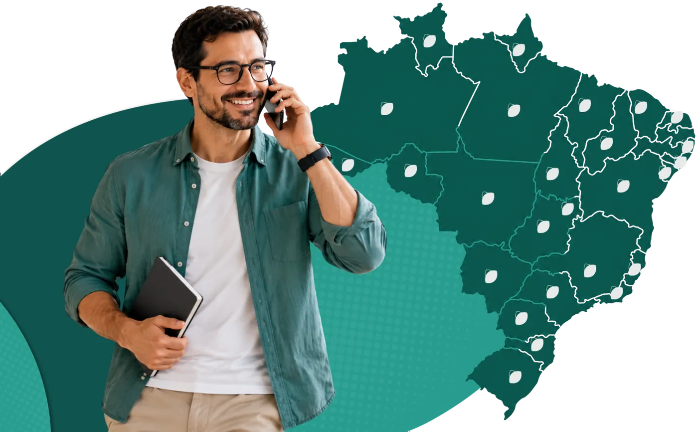 Atendente da Baru Financeira ao telefone ao lado do mapa do Brasil, com marcadores de operação em todos os estados