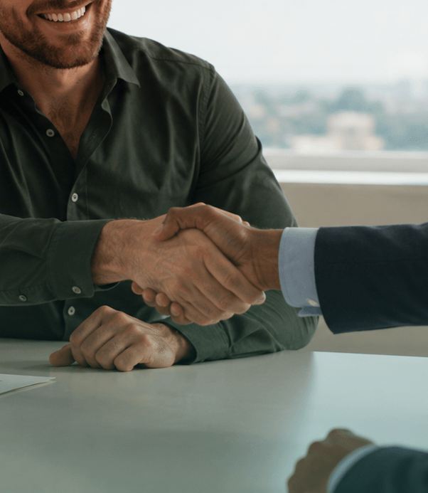 Atendimento Baru: aperto de mãos entre consultora e cliente, logo Baru na parede