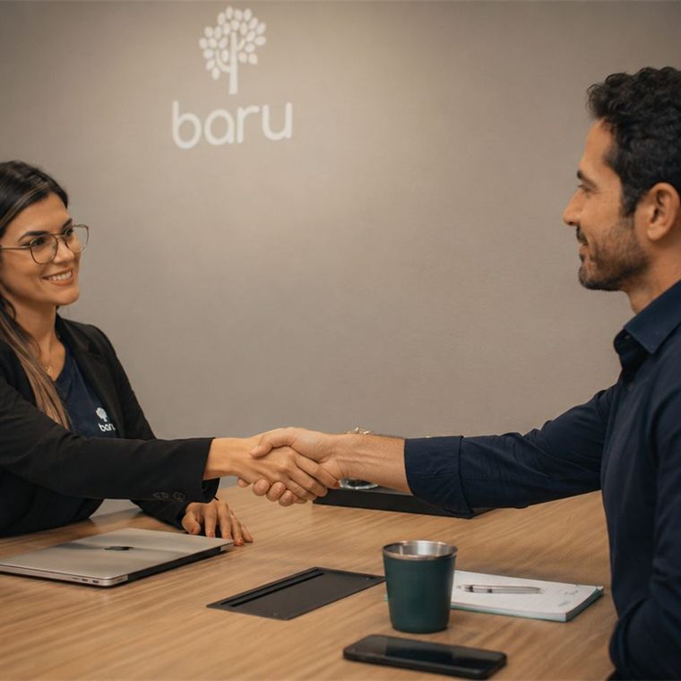 Equipe da Baru Financeira em reunião com cliente sob a marca Baru