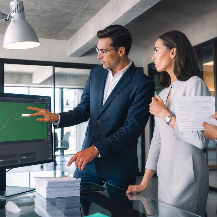 Especialista apresentando resultados financeiros para uma executiva