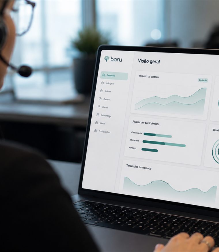 Notebook aberto com painel de indicadores financeiros da empresa