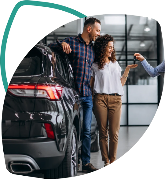 Vendedor entregando a chave de um carro para um casal na concessionária