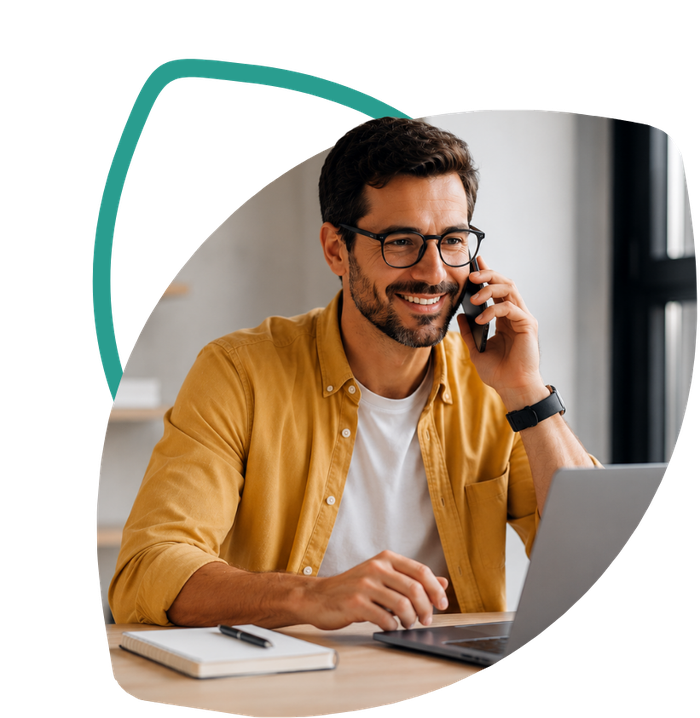 Cliente da Baru Financeira conversando com um especialista por telefone