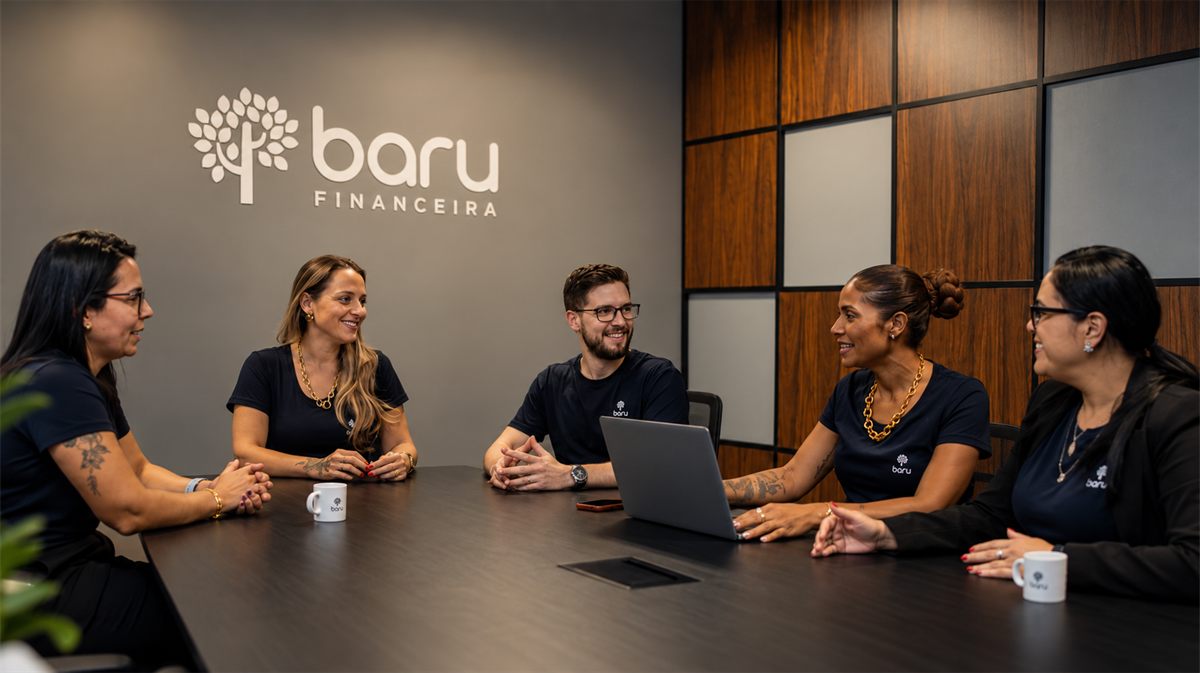 Equipe da Baru Financeira reunida em sala de reunião, com o logo da Baru na parede