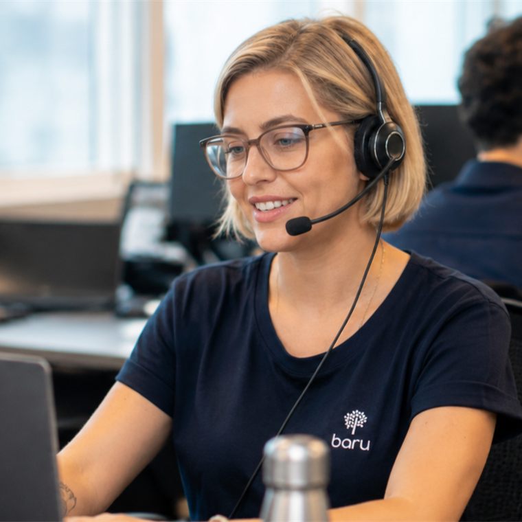 Atendente da Baru com headset em atendimento