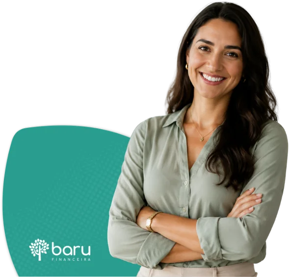 Cliente da Baru Financeira sorrindo, de braços cruzados