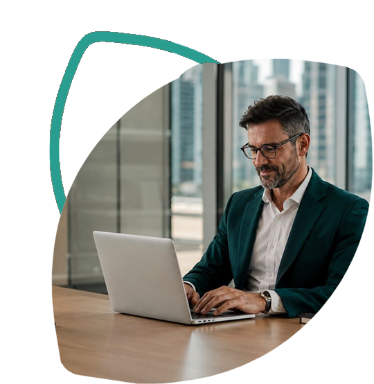 Executivo analisando operações de crédito em ambiente corporativo