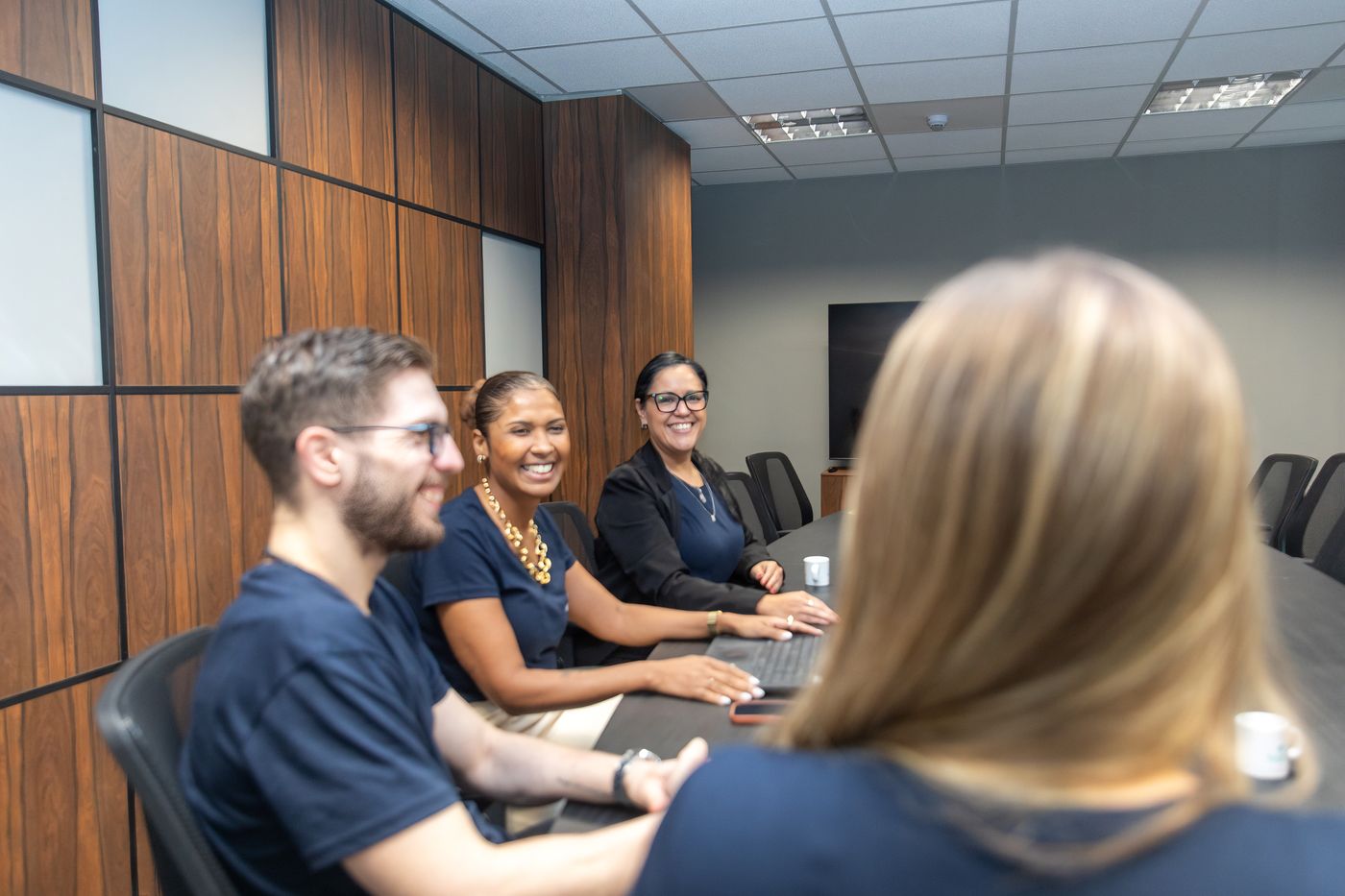 Equipe da Baru Financeira reunida em sala de reunião