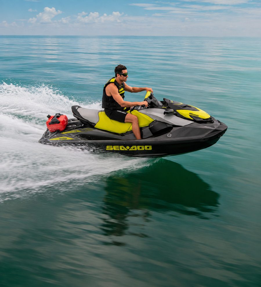 Cliente Baru pilotando moto aquática em alta velocidade sobre o mar