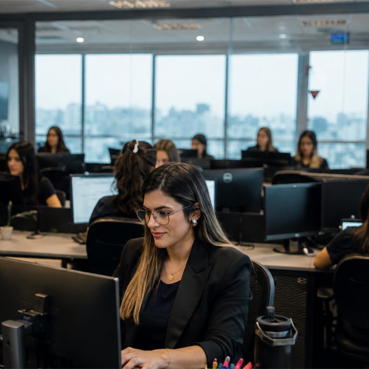 Equipe de atendimento da Baru Financeira trabalhando no escritório